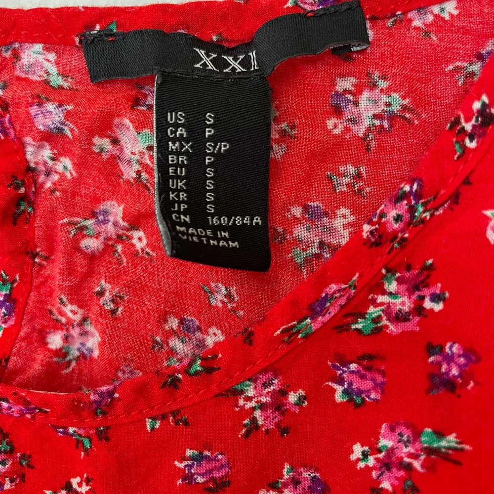 Floral crop top with front tie in red - Picture 4 of 4
